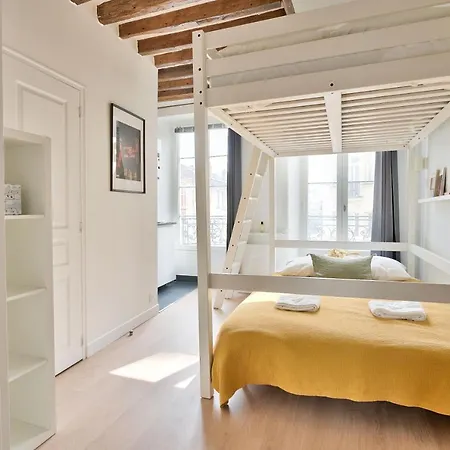 New Mezzanine In The Heart Of * Parijs